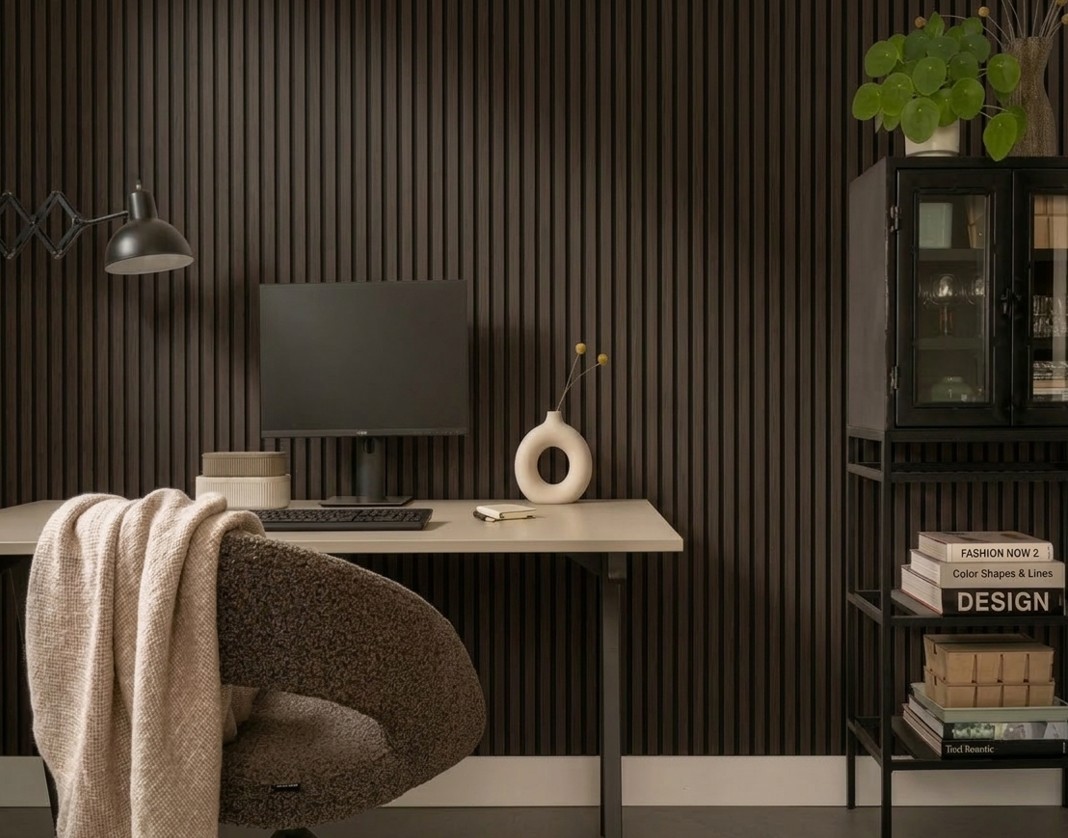 Een sfeervolle woonkamer met een wand bekleed met Floorlife wandpanelen in warme houtlook, gecombineerd met groene planten voor een natuurlijk interieur.