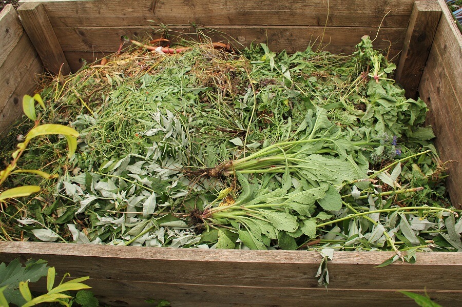 Composteren kan door een composthoop te maken in eigen tuin - Tuinieren met Buitenleven