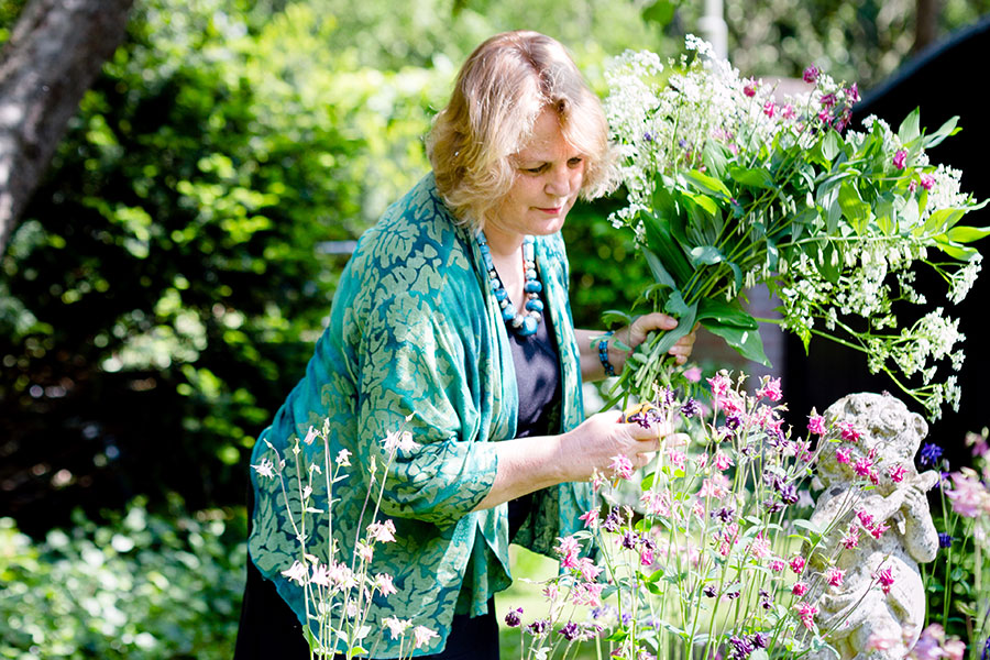 Gerthe heeft een schilderachtige Monet-tuin vol akelei, fluitenkruid en andere bloemen – Tuinieren met Buitenleven