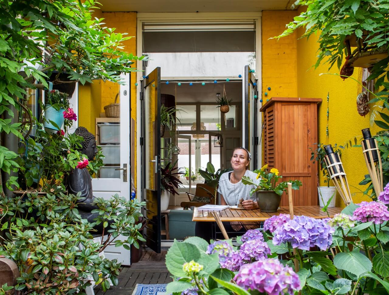 De kleine stadswoning van Kim in Utrecht is een groen paradijs met allerlei vondsten – Creatief met Buitenleven 
