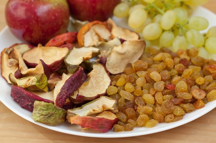 Allerlei soorten gedroogd fruit gaan in dit recept voor chipolatataart – koken met buitenleven