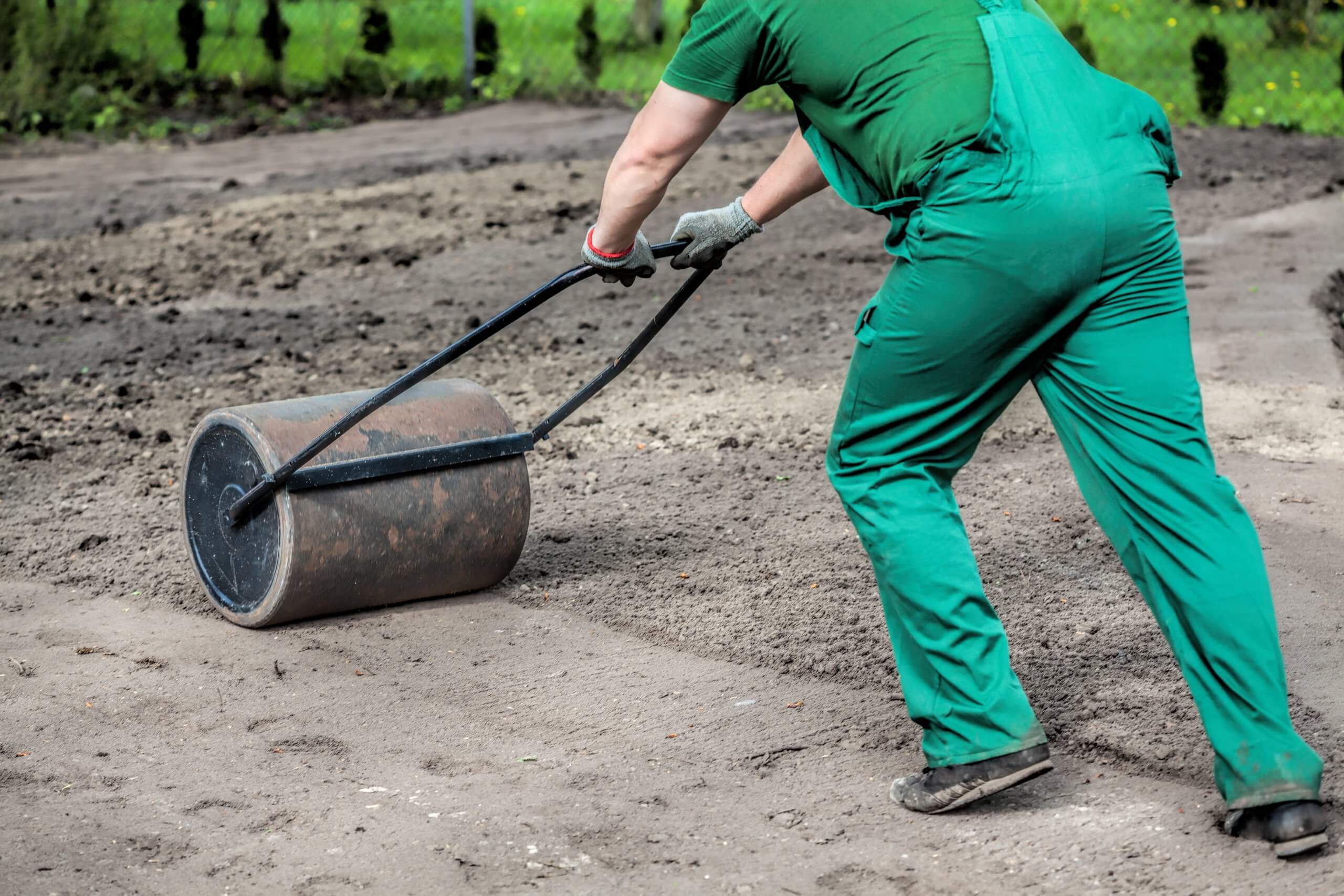 Egaliseer de grond goed voordat je gras gaat zaaien.