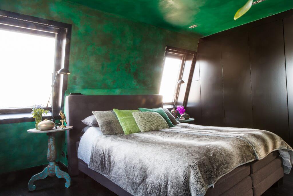 Het smaragdgroene stucwerk in de slaapkamer. Pien: “Groen kan overal bij".